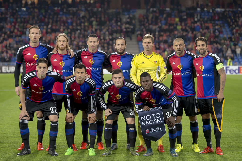 FC Basel's plaaers pose prior to the UEFA Europa League group I group stage matchday 3 soccer match between Switzerland's FC Basel 1893 and Portugal's C.F. Os Belenenses at the St. Jakob-Park stadium in Basel, Switzerland, on Thursday, October 22, 2015. (KEYSTONE/Georgios Kefalas)
