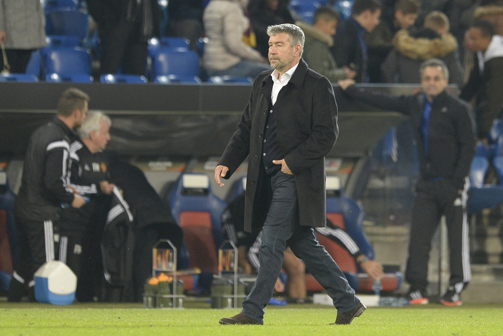 Basel's disppointed head coach Urs Fischer leaves the pitch after the UEFA Europa League group I group stage matchday 3 soccer match between Switzerland's FC Basel 1893 and Portugal's C.F. Os Belenenses at the St. Jakob-Park stadium in Basel, Switzerland, on Thursday, October 22, 2015. (KEYSTONE/Georgios Kefalas)