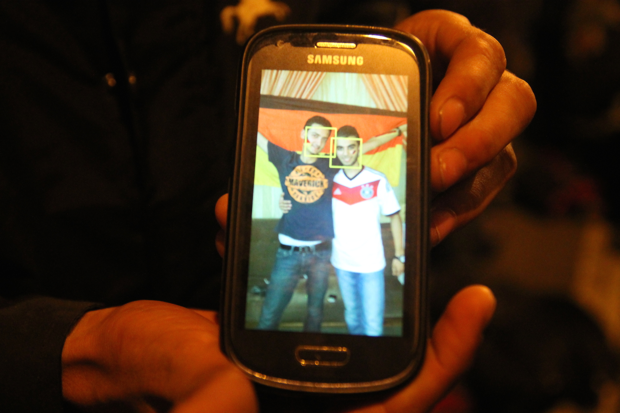 Der 20Jährige Mohammed aus Latakia zeigt ein Bild das seine Liebe zu Deutschland beweisen soll.