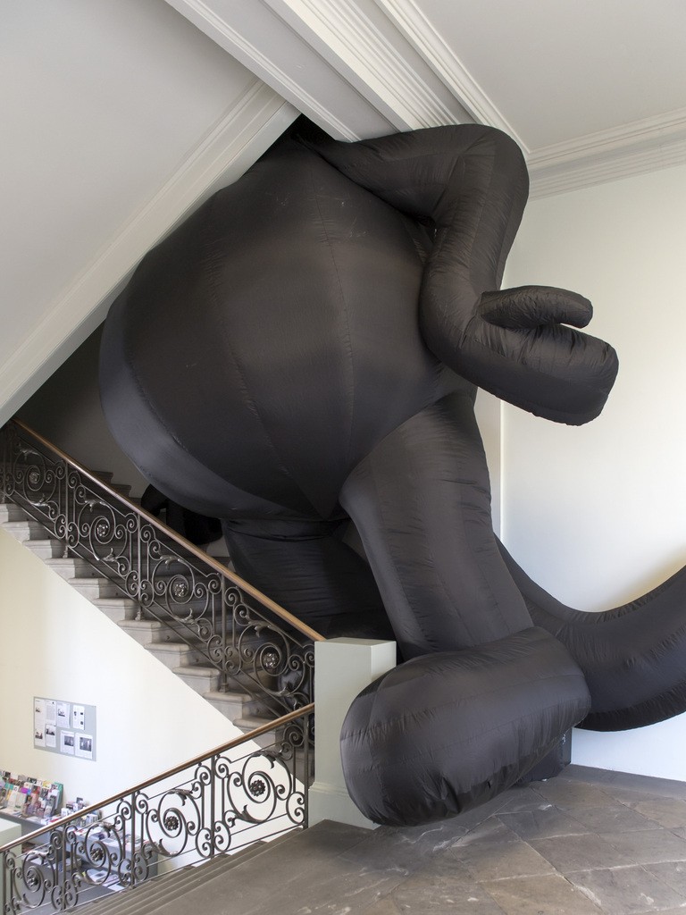 Mark Leckeys «Cat» im Treppenhaus der Kunsthalle.