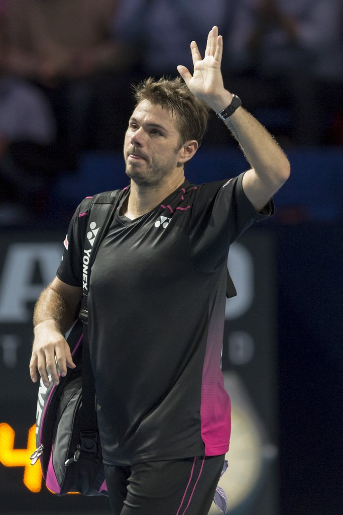 Switzerland's Stan Wawrinka thanks the fans after losing his first round match against Croatia's Ivo Karlovic at the Swiss Indoors tennis tournament at the St. Jakobshalle in Basel, Switzerland, on Wednesday, October 28, 2015. (KEYSTONE/Georgios Kefalas)