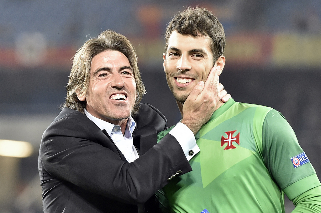 Belenenses' head coach Ricardo Sa Pinto, left, and goalkeeper Ricardo Ribeiro celebrate after the UEFA Europa League group I group stage matchday 3 soccer match between Switzerland's FC Basel 1893 and Portugal's C.F. Os Belenenses at the St. Jakob-Park stadium in Basel, Switzerland, on Thursday, October 22, 2015. (KEYSTONE/Peter Schneider)