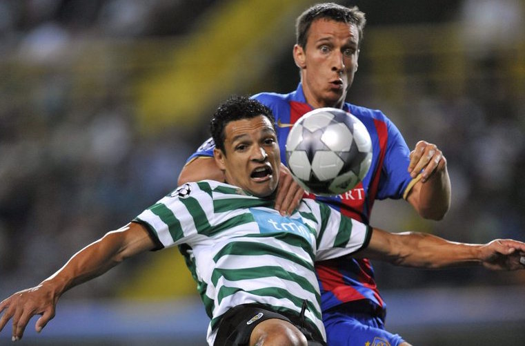 Basel's player Reto Zanni, right, fights for the ball with Lisbon's player Derlei, left, during the Champions League group C soccer match between Portugal's Sporting Clube de Portugal and Switzerland's FC Basel at the Jose Alvalade stadium in Lisbon, Portugal, Wednesday, October 1, 2008. (KEYSTONE/ Georgios Kefalas)