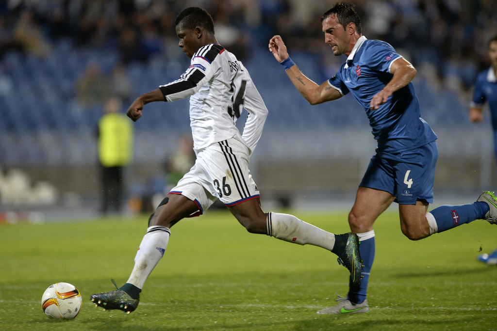 Basel's Breel Embolo, left, fights for the ball against Belenenses' Tonel, right, during the UEFA Europa League group I group stage matchday 4 soccer match between Portugal's C.F. Os Belenenses and Switzerland's FC Basel 1893 at the Estadio do Restelo in Lisbon, Portugal, on Thursday, November 5, 2015. (KEYSTONE/Georgios Kefalas)