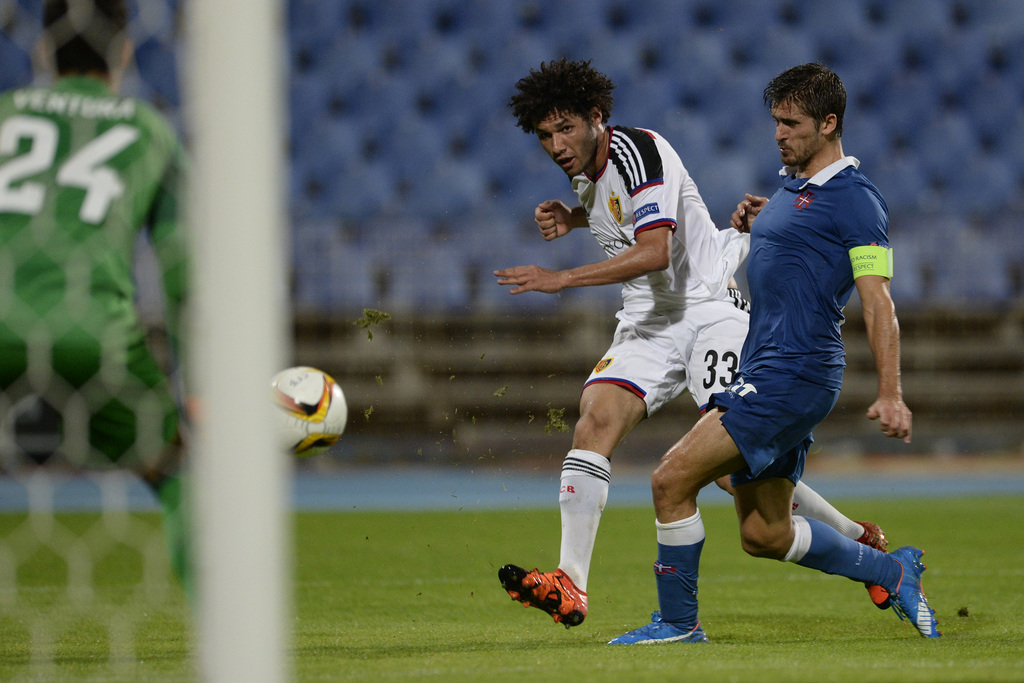 Basel's Mohamed Elneny, center, in action during the UEFA Europa League group I group stage matchday 4 soccer match between Portugal's C.F. Os Belenenses and Switzerland's FC Basel 1893 at the Estadio do Restelo in Lisbon, Portugal, on Thursday, November 5, 2015. (KEYSTONE/Georgios Kefalas)