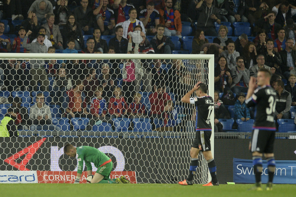 Der Basler Torhueter Tomas Vaclik, links, kann das dritte Zuercher Tor nicht verhindern im Fussball Meisterschaftsspiel der Super League zwischen dem FC Basel 1893 und dem Grasshopper Club Zuerich, im Stadion St. Jakob-Park in Basel, am Sonntag, 8. November 2015. (KEYSTONE/Georgios Kefalas)