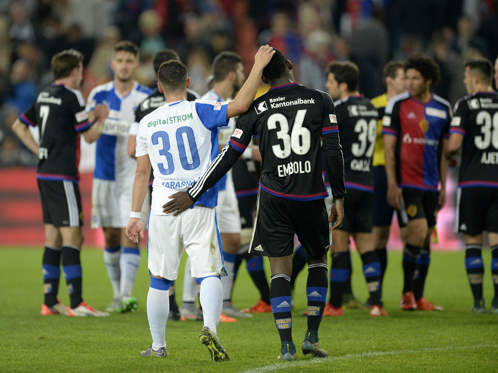 Der Zuercher Shani Tarashaj, links, und der Basler Breel Embolo, rechts, verabchieden sich nach dem Fussball Meisterschaftsspiel der Super League zwischen dem FC Basel 1893 und dem Grasshopper Club Zuerich, im Stadion St. Jakob-Park in Basel, am Sonntag, 8. November 2015. (KEYSTONE/Georgios Kefalas)