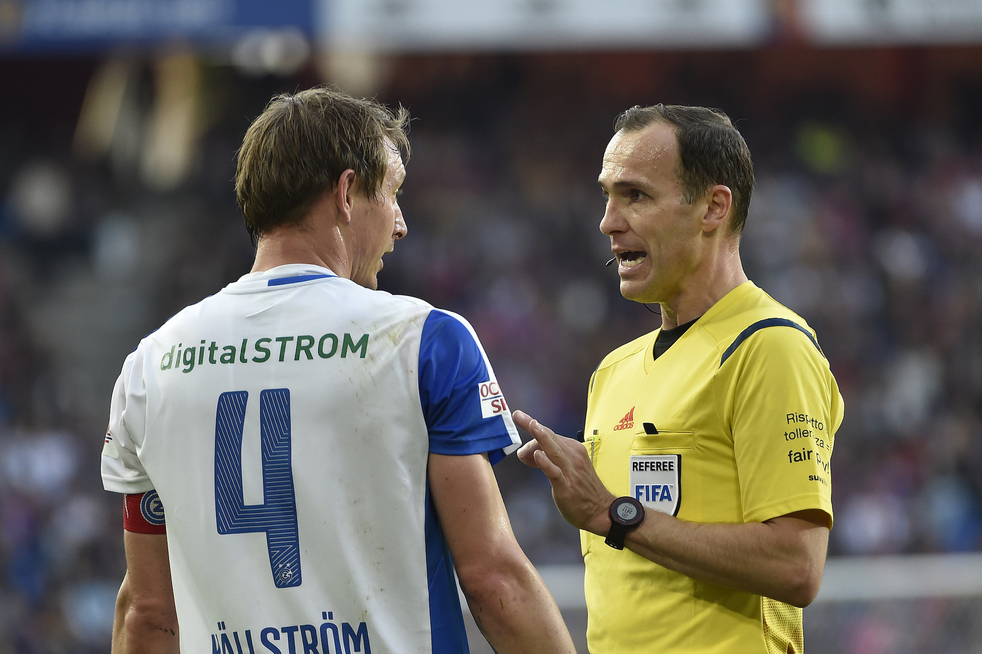 08.11.2015; Basel; Fussball Super League -FC Basel - FC Grasshopper Club Zuerich; Schiedsrichter Sascha Amhof und Kim Kaellstroem (GC) (Daniela Frutiger/freshfocus)