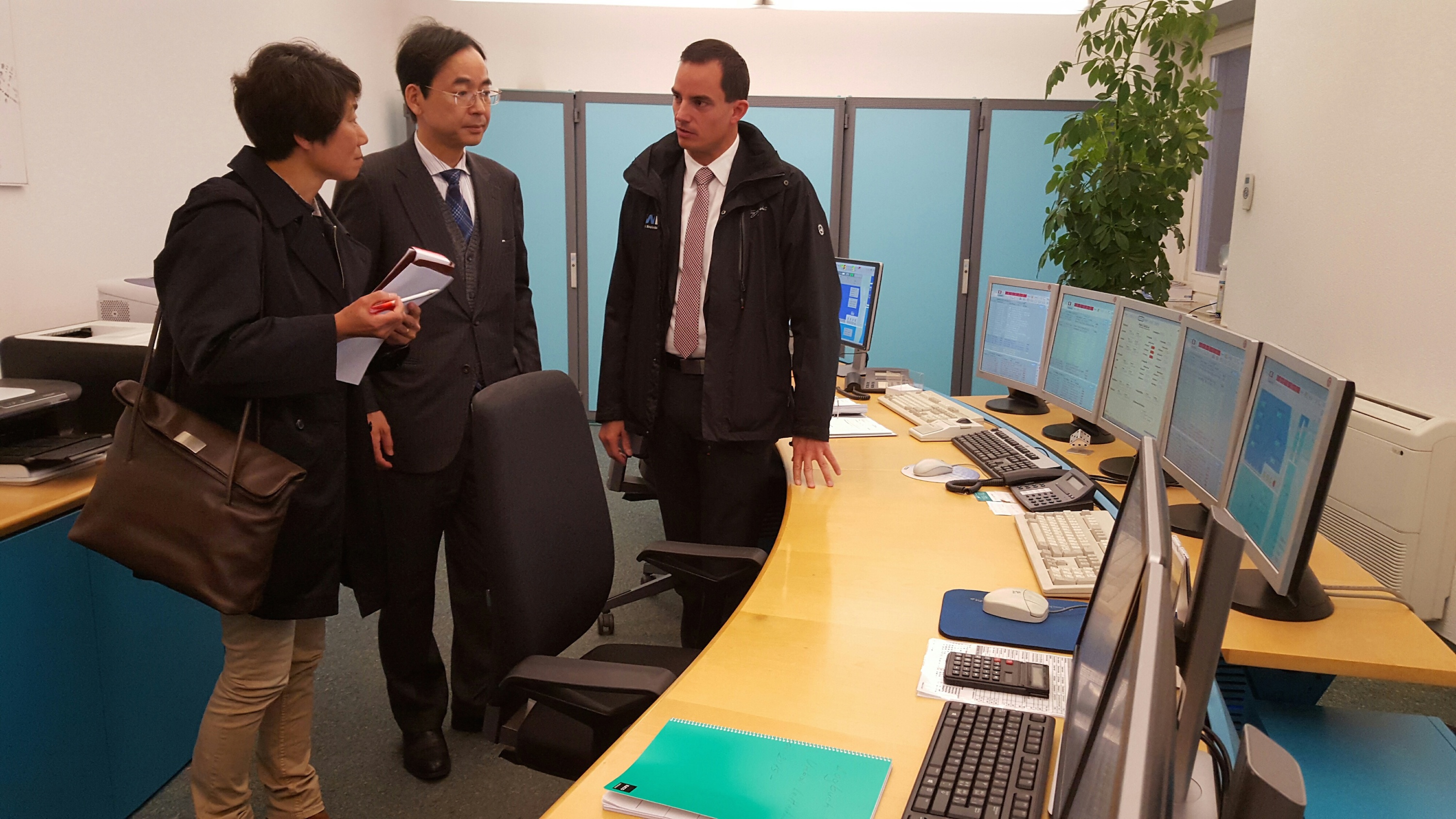 Und wie kommen wir zu mehr Energieeffizienz? Bürgermeister Kaoru Kobayashi mit Übersetzerin und Kraftwerk-Direktor Sascha Jäger. 