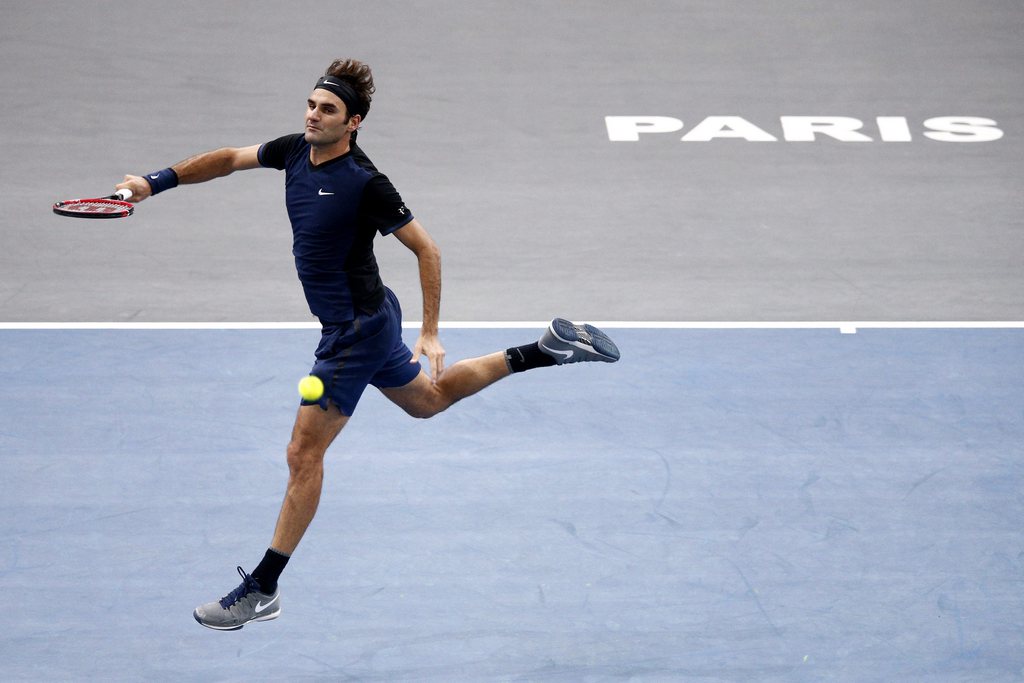 epa05012738 Roger Federer of Switzerland returns the ball to John Isner of the US during a round of sixteen match at the BNP Paribas 2015 Masters tennis tournament in Paris, France, 05 November 2015. EPA/YOAN VALAT