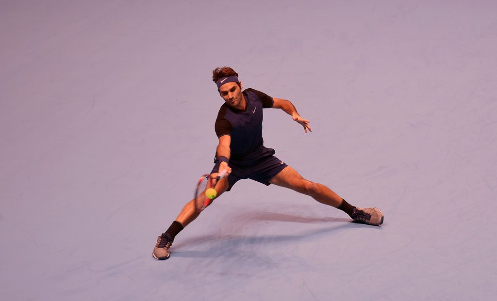 epa05027419 Switzerland's Roger Federer returns the ball to Tomas Berdych of Czech Republic during their match at the ATP World Tour Finals in London, Britain, 15 November 2015. EPA/WILL OLIVER