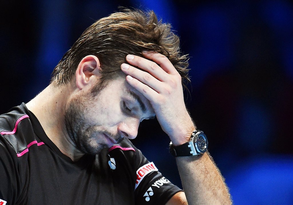 epa05028866 Switzerland's Stanislas Wawrinka reacts after losing a point to Spain's Rafael Nadal during their singles Ilie Nastase group match of the ATP World Tour Finals tennis tournament at the O2 Arena in London, Britain, 16 November 2015. EPA/ANDY RAIN