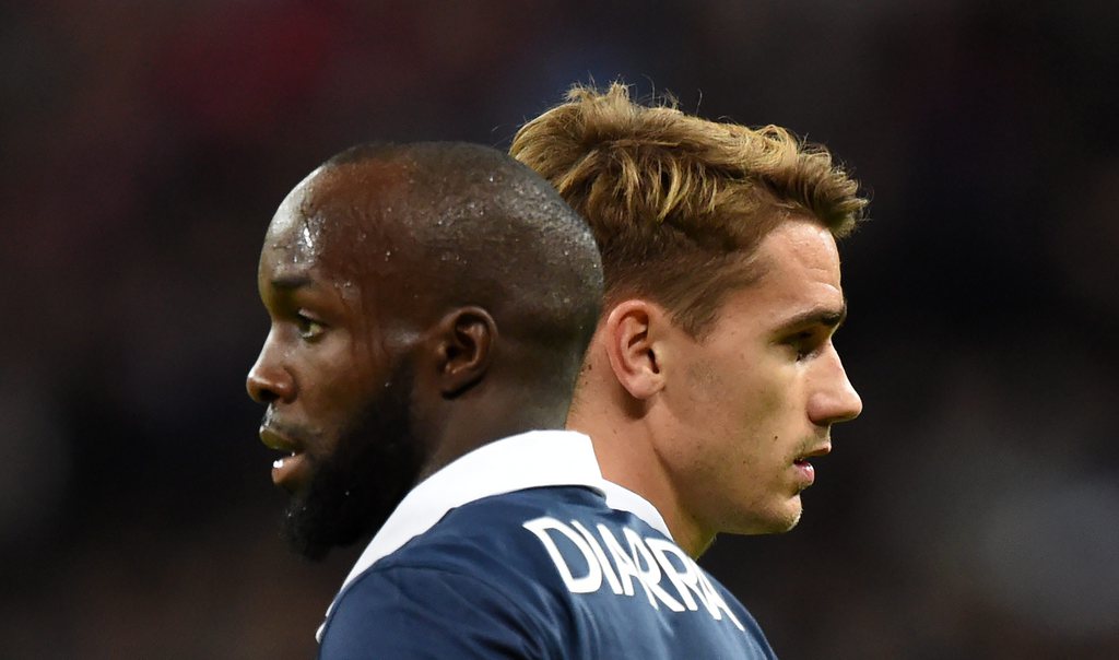 epa05030365 France Lassana Diarra (R) and Antoine Griezmann (L) in action during the international soccer friendly match between England and France in Wembley stadium London, Britain, 17 November 2015. EPA/FACUNDO ARRIZABALAGA