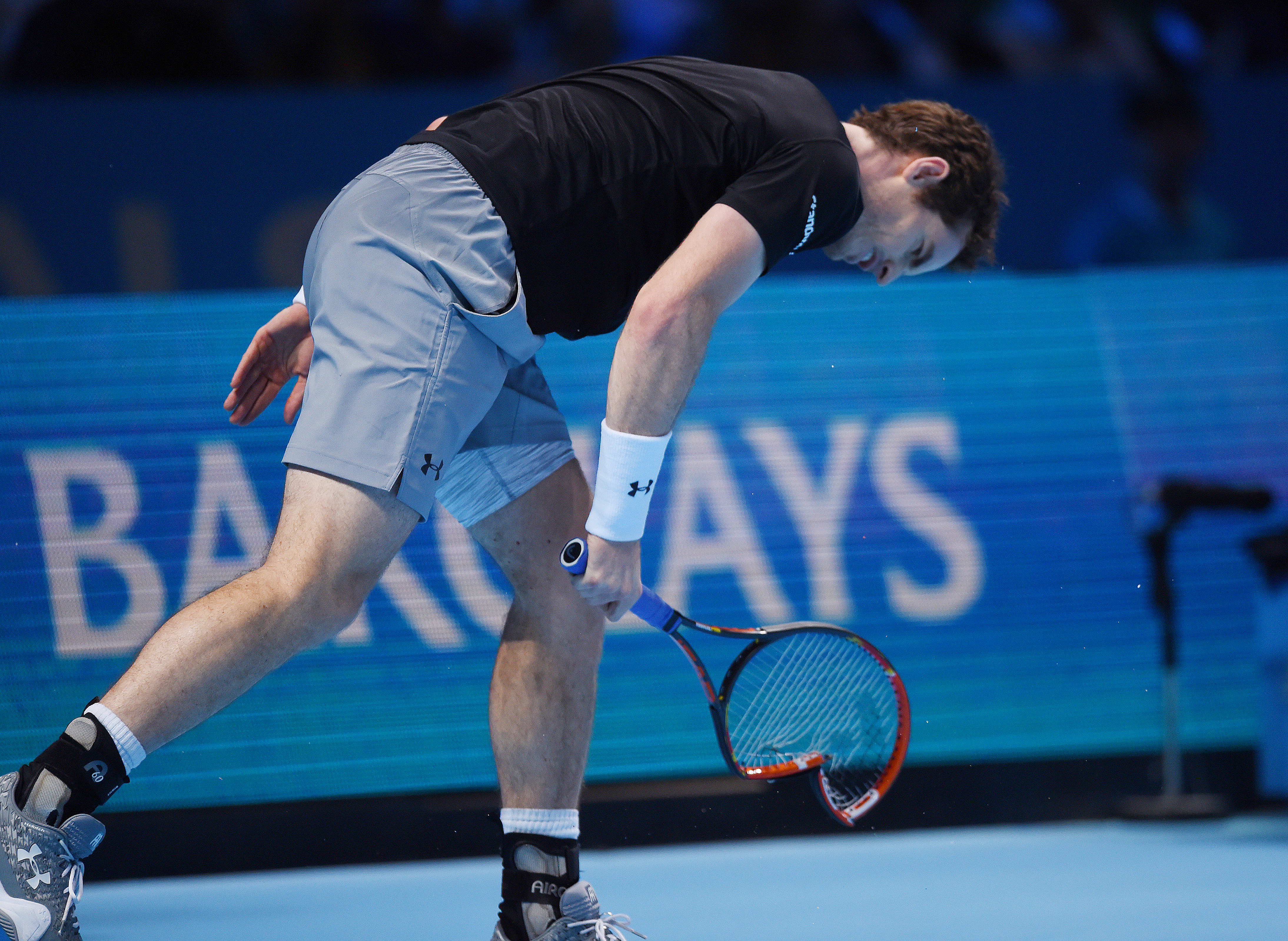 Andy Murray lässt seinem Frust freien Lauf. Er ist gegen Stan Wawrinka im ATP-Turnier ausgeschieden.