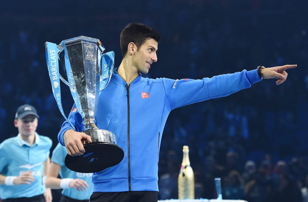 epa05037689 Serbia's Novak Djokovic with the ATP Tour Finals trophy points to his coach Boris Becker following his two sets win over Switzerland's Roger Federer at the ATP Tour tennis finals tournament at the O2 Arena in London, Britain, 22 November 2015. EPA/ANDY RAIN