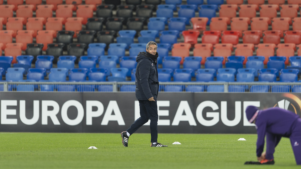 Fiorentina's Portuguese head coach Paulo Sousa during a training session in the St. Jakob-Park stadium in Basel, Switzerland, on Wednesday, November 25, 2015. Italy's ACF Fiorentina is scheduled to play against Switzerland's FC Basel 1893 in an UEFA Europa League group I group stage matchday 5 soccer match on Thursday, November 26, 2015. (KEYSTONE/Georgios Kefalas)