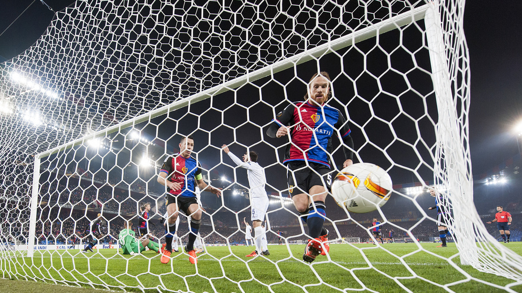 Basel's Marek Suchy, center, scores during the UEFA Europa League group I group stage matchday 5 soccer match between Switzerland's FC Basel 1893 and Italy's ACF Fiorentina at the St. Jakob-Park stadium in Basel, Switzerland, on Thursday, November 26, 2015. (KEYSTONE/Georgios Kefalas)