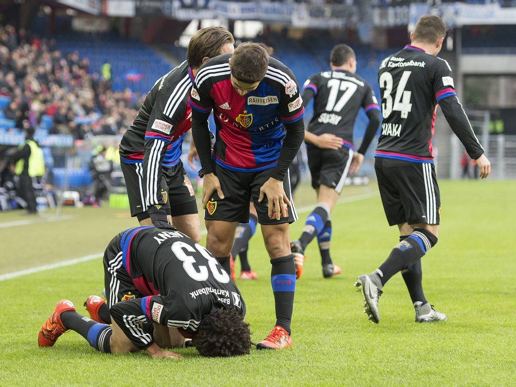 Der Basler Mohamed Elneny, link, kuesst nach seinem 3:0 den Boden im Fussball Meisterschaftsspiel der Super League zwischen dem FC Basel 1893 und dem FC Luzern, im Stadion St. Jakob-Park in Basel, am Sonntag, 29. November 2015. (KEYSTONE/Georgios Kefalas)