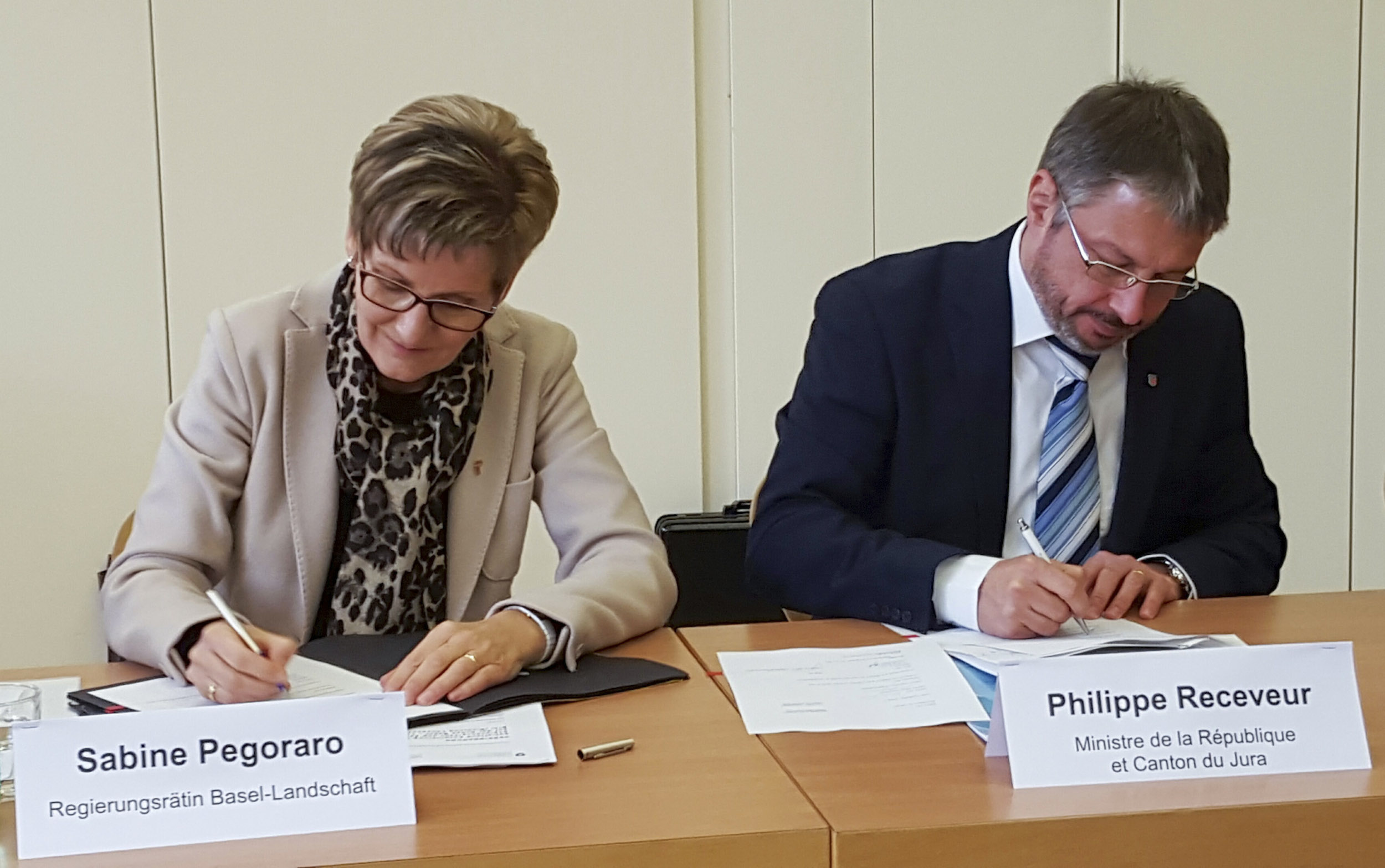 Sabine Pegaro und Philippe Receveur bei der Unterzeichung der Vereinbarung zum Trasseausbau.