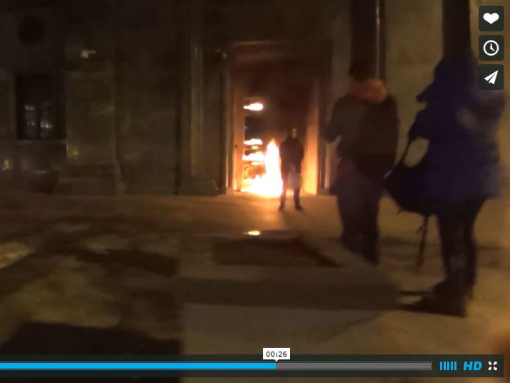 Милиция и полиция. Павленский художник красная площадь. Художник-акционист петр павленский. Поджог двери. Поджог двери журналиста.