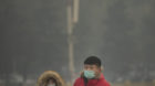 Menschen schützen sich sich mit Gesichtsmasken gegen den Smog am Samstag in Peking.
