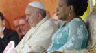 Papst Franziskus mit der Präsidentin der Zentralafrikanischen Republik, Catherine Samba-Panza, im Präsidentenpalast in Bang
