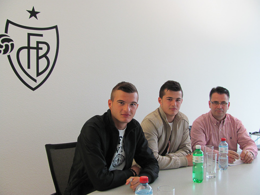Die Nächsten, bitte: Die 16-jährigen Adonis und Albian Ajeti mit Vater Afrim Ajeti bei der Unterzeichnung ihrer Profiverträge beim FC Basel am Ende April 2013.