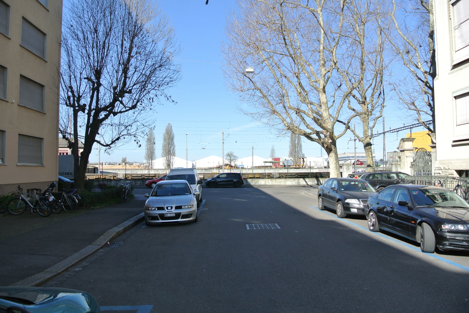 Beim Rhein, aber keinen Zugang zum Rhein: Inselstrasse im Klybeckquertier