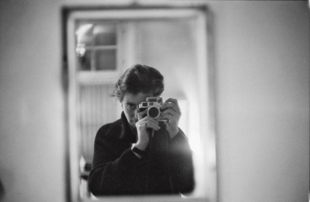 Maria Netter fotografiert sich 1960 im Spiegel mit ihrer Leica M3.