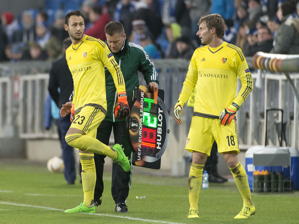 Basel's goalkeeper Germano Vailati, right, is substituted by Mirko Salvi, left, during the UEFA Europa League group I group stage matchday 6 soccer match between Poland's KKS Lech Poznan and Switzerland's FC Basel 1893 at the Inea Stadium in Poznan, Poland, on Thursday, December 10, 2015. (KEYSTONE/Georgios Kefalas)