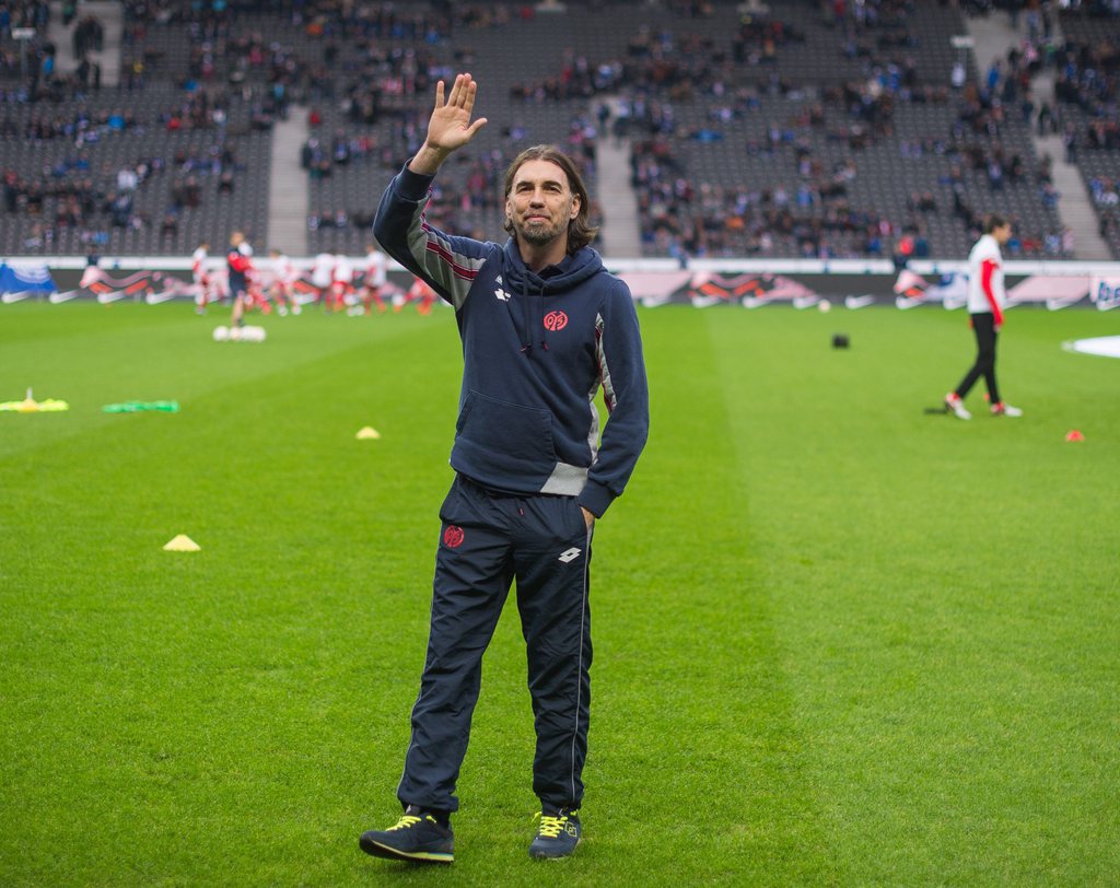 epa05076730 Mainz coach Martin Schmidt waves before the German Bundesliga football match between Hertha BSC and FSV Mainz 05 at the Olympiastadion in Berlin, Germany, 20 December 2015. ....(EMBARGO CONDITIONS - ATTENTION: Due to the accreditation guidelines, the DFL only permits the publication and utilisation of up to 15 pictures per match on the internet and in online media during the match.) EPA/Lukas Schulze