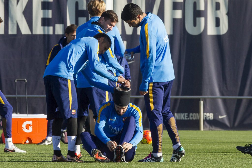 epa05082991 FC Barcelona's players (top, R-L) Uruguayan Luis Suarez, Argentinian Lionel Messi and Brazilian Neymar Jr, joke with their teammate, Spanish defender Gerard Pique (bottom), during a team's training session at Joan Gamper Sports City in Barcelona, northeastern Spain, 29 December 2015. FC Barcelona will face Real Betis in a Spanish Primera Division soccer match the upcoming 30 December. EPA/Quique Garcia