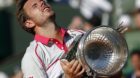 Imageträger für die Schweiz: Stan Wawrinka mit dem Siegerpokal am French Open in Paris. (Archiv)