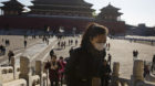 Smog-Alarm in Peking trotz sonnigem Wetter: Eine Frau schützt sich in der Verbotenen Stadt mit einer Maske. Die höchste Smo