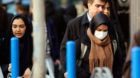 Eine Frau läuft mit einer Atemschutzmaske durch Irans Hauptstadt Teheran. Die Metropole gilt als eine der am stärksten vers