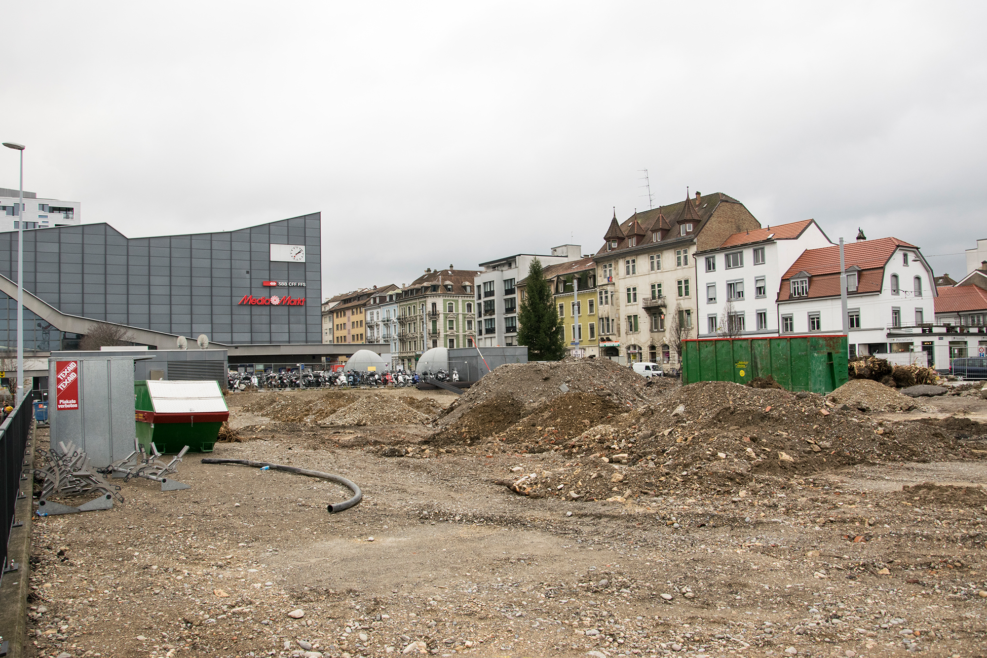 Im Untergrund neben dem Meret-Oppenheim-Platz, wo derzeit Velos stehen, wird das neue Logistikzentrum der SBB gebaut. Daneben auf dem Baufeld entsteht bis 2019 ein neues Hochhaus.