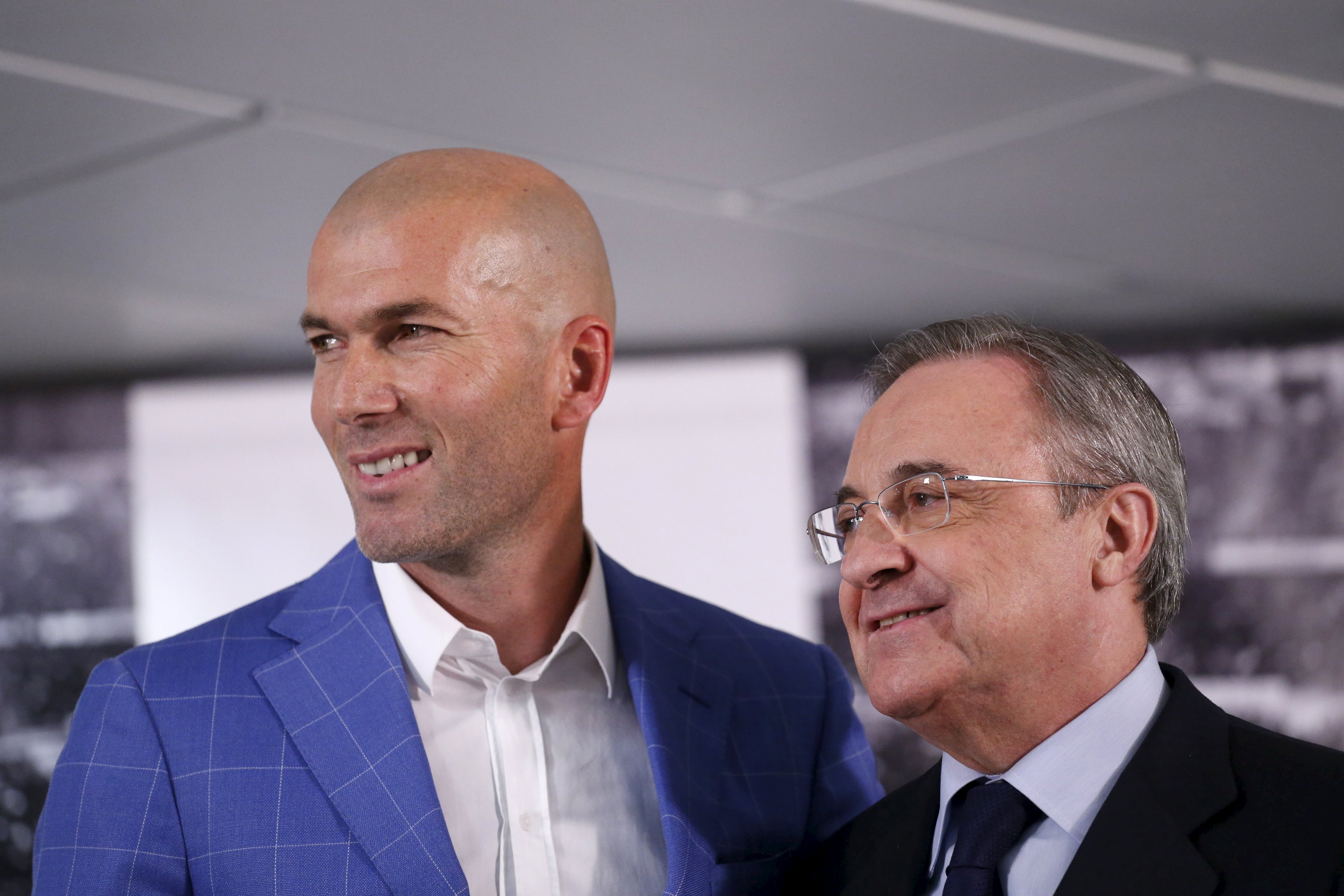 Real Madrid's new coach Zinedine Zidane (L) and Real Madrid's President Florentino Perez pose for the media at Santiago Bernabeu stadium in Madrid, Spain, January 4, 2016. Real Madrid have sacked coach Rafa Benitez after less than half a season in charge and promoted former France and Real great Zidane from the B team to replace him, president Florentino Perez said on Monday. REUTERS/Juan Medina