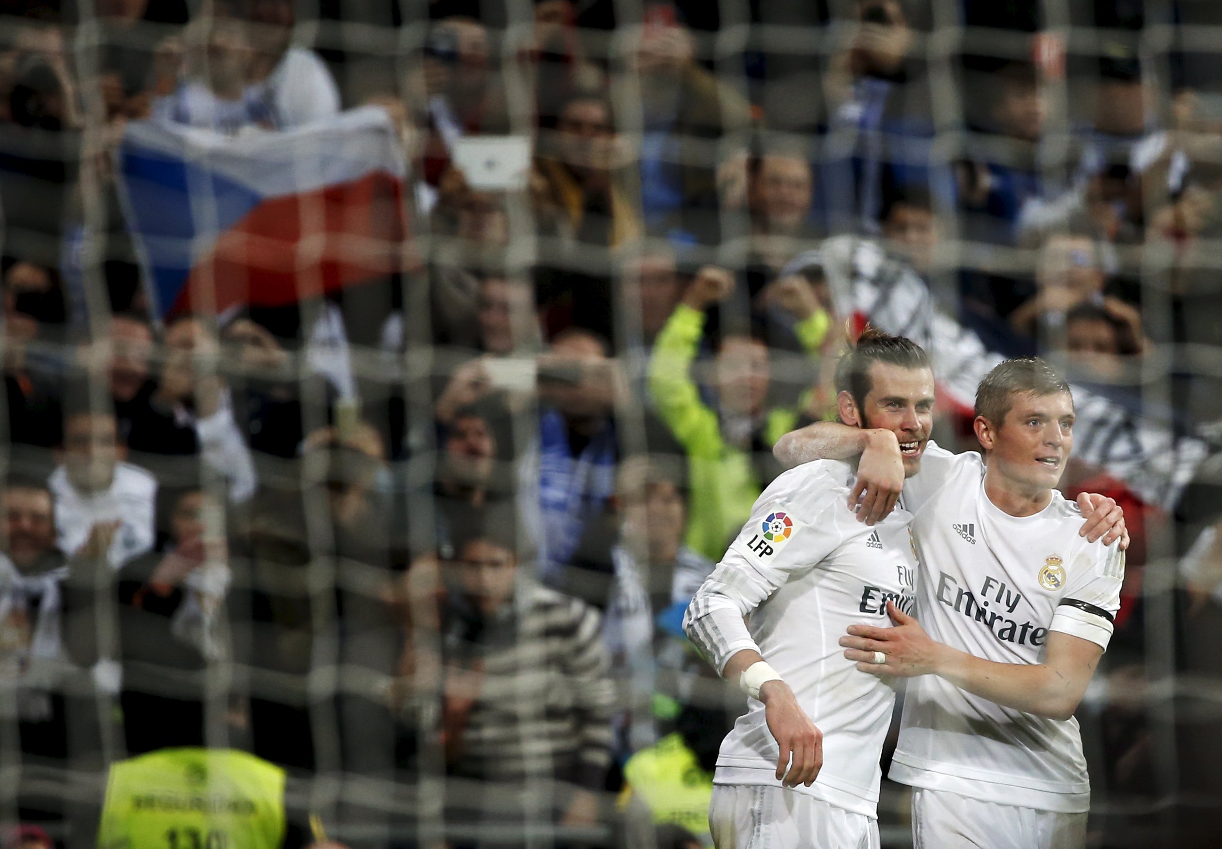Jubel während und nach dem Spiel, auf und neben dem Platz. Zidanes Einstand als Trainer bei Real Madrid ist geglückt. Im Bild feiern Gareth Bale und Teamkollege Toni Kroos einen Treffer.