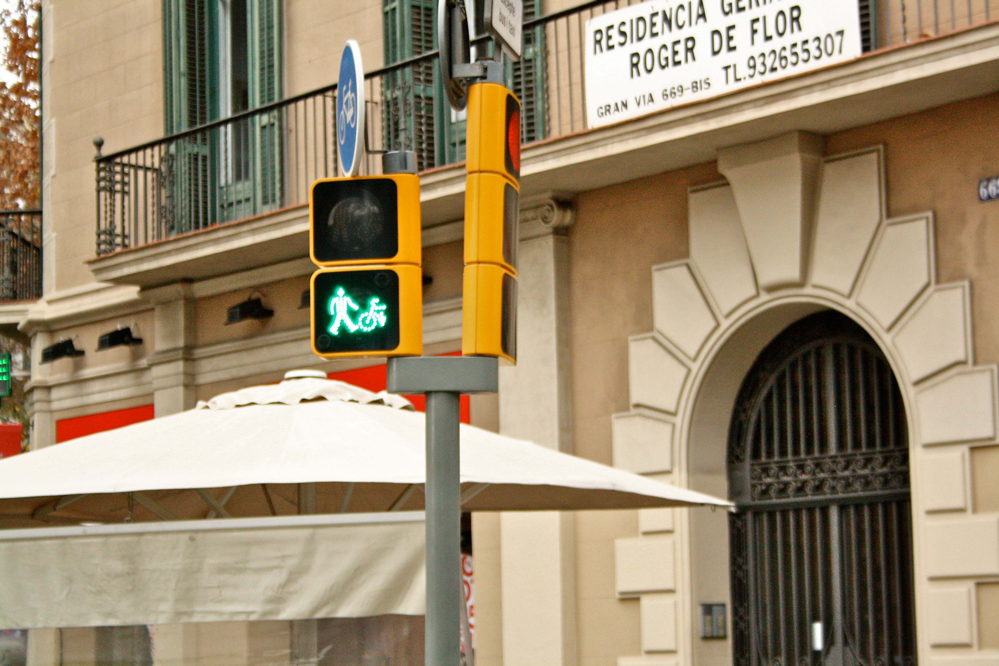 Die Begegnungsszenerie zwischen Fussgängern und Velofahrern wird in Barcelona ausdrücklich gefördert.