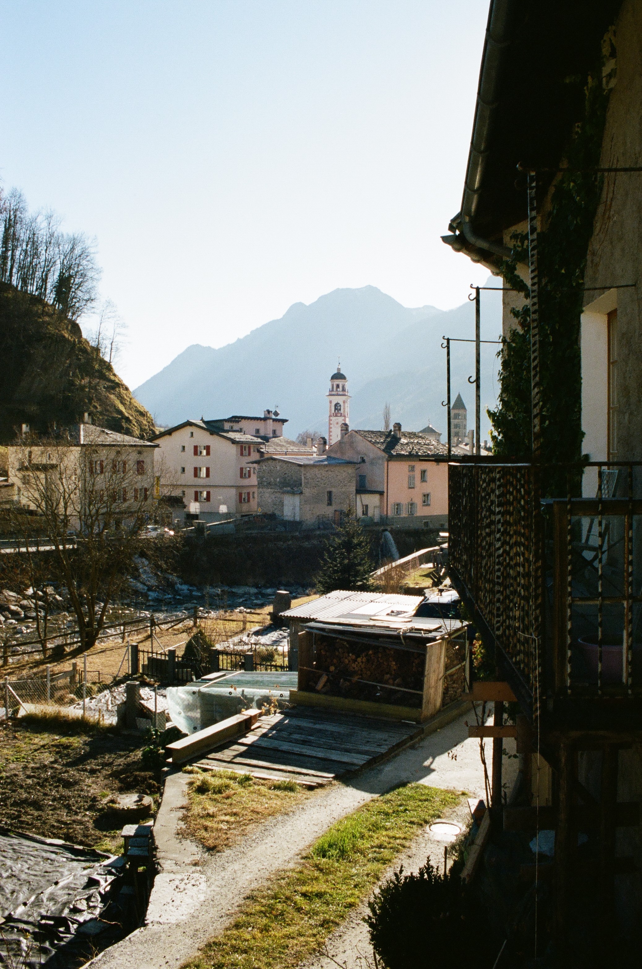 Blick von der am Fluss Poschiavino gelegenen Casa Surcà in Richtung Dorf.