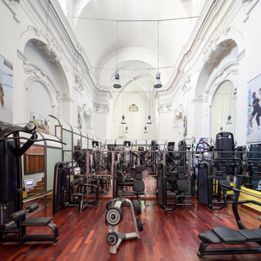 Bete und arbeite: Fitnesscenter/Kirche in Napoli.