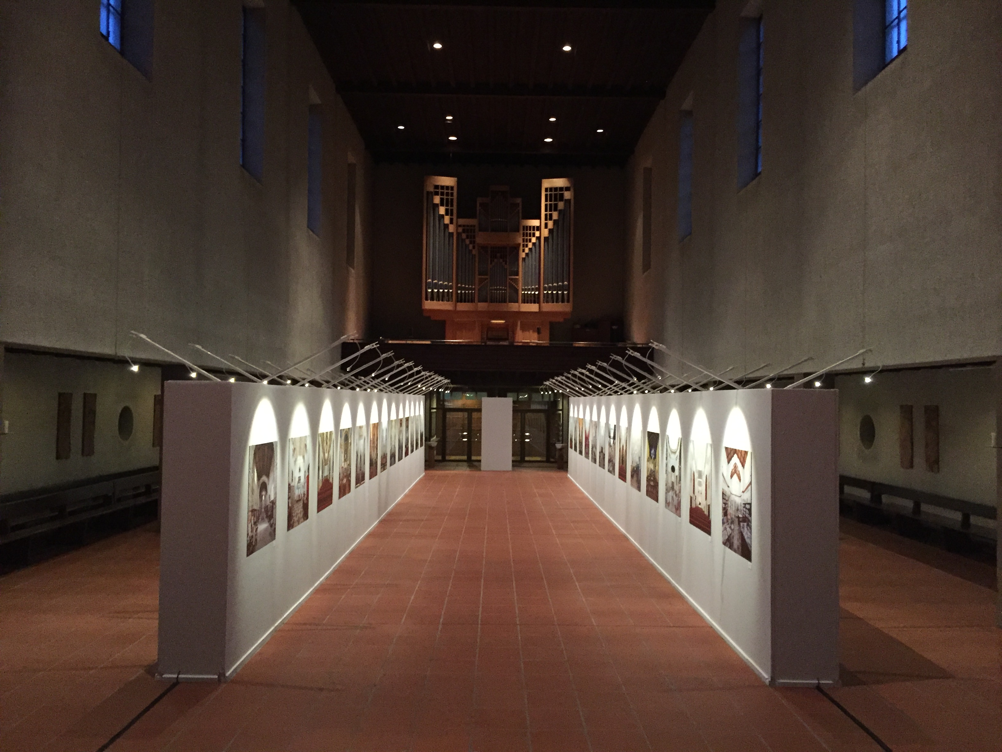 Klaus Littmann zeigt die Fotos Andrea Di Martinos ganz im Sinne des Projekts: In der umgenutzten Kirche Don Bosco.