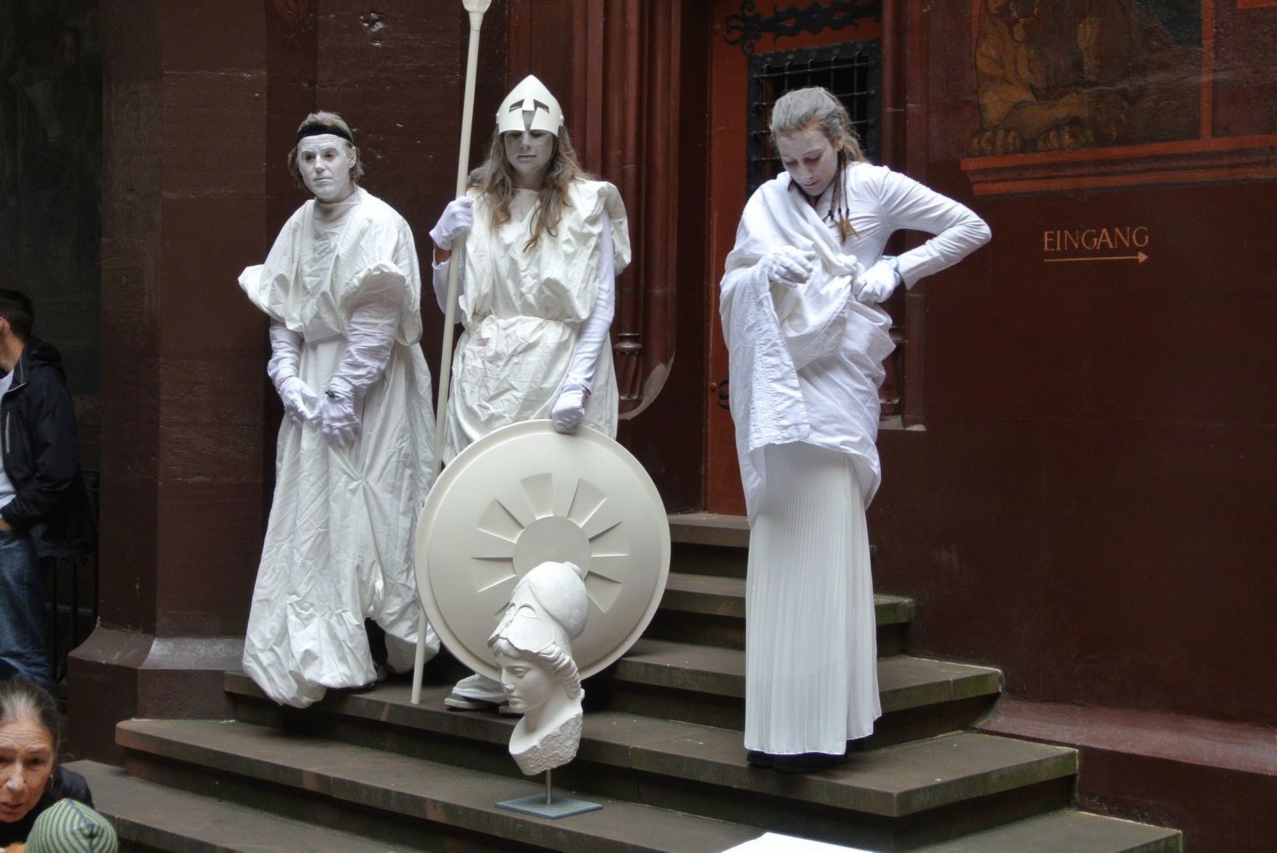 Lebende Statuen anlässlich der Übergabe der Petition zur Rettung der Skulpturhalle im Mai 2015