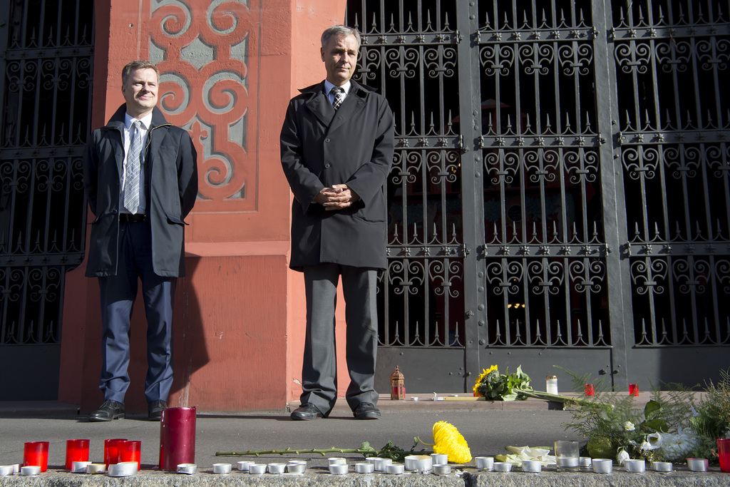 Guy Morin hält im November 2015 auf dem Marktplatz eine Schweigeminute für die Terror-Opfer von Paris ab. 