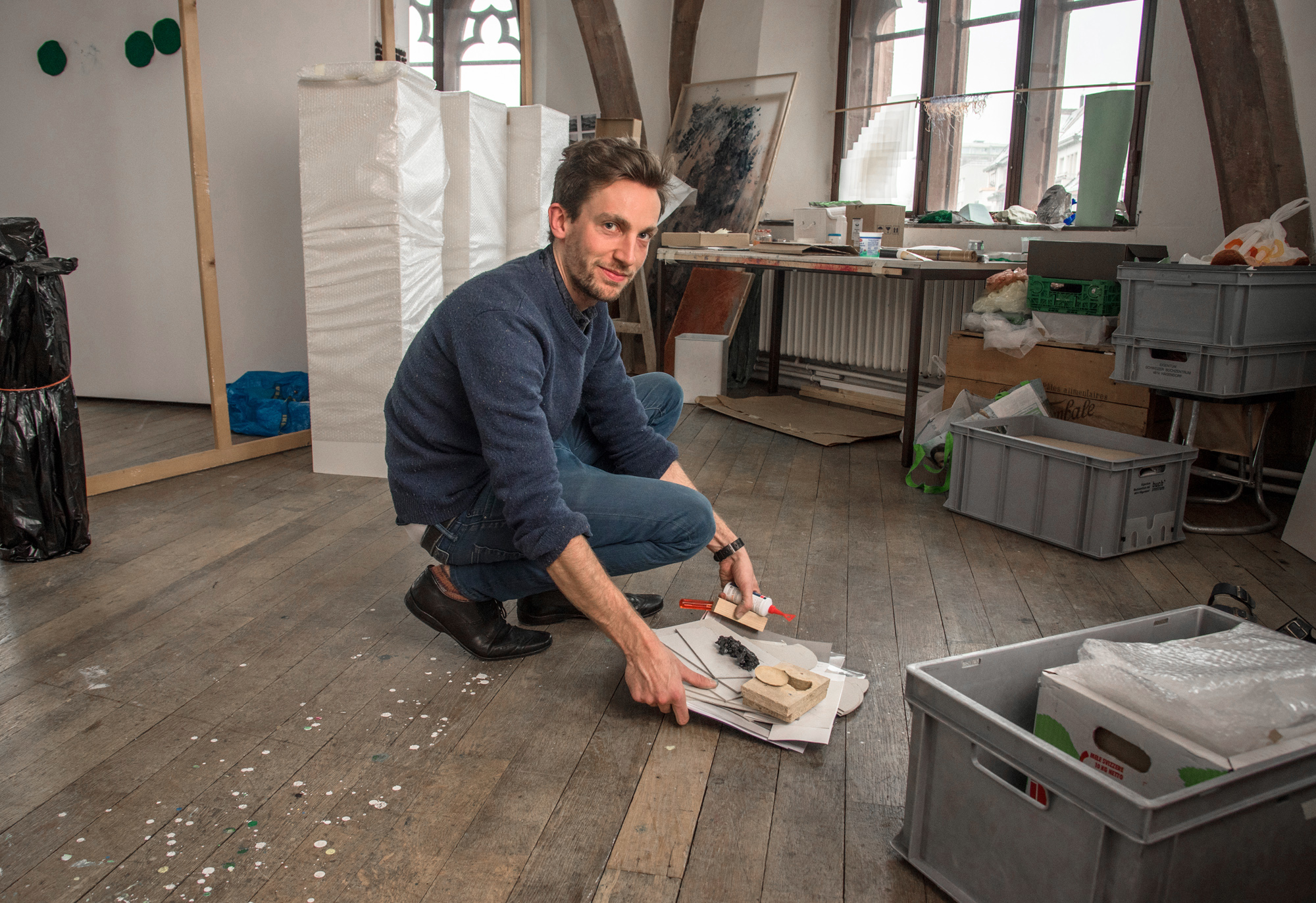 Ein letztes Zusammenräumen und weg ist er: Jan Hostettler in seinem Atelier in der Klingentalkirche.
