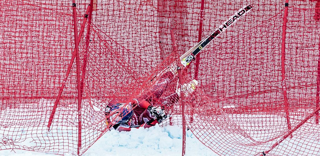 epa05120860 Aksel Lund Svindal of Norway after his crash during the men's Alpine Skiing World Cup Downhill race in Kitzbuehel, Austria, 23 January 2016. EPA/EXPA/JFK