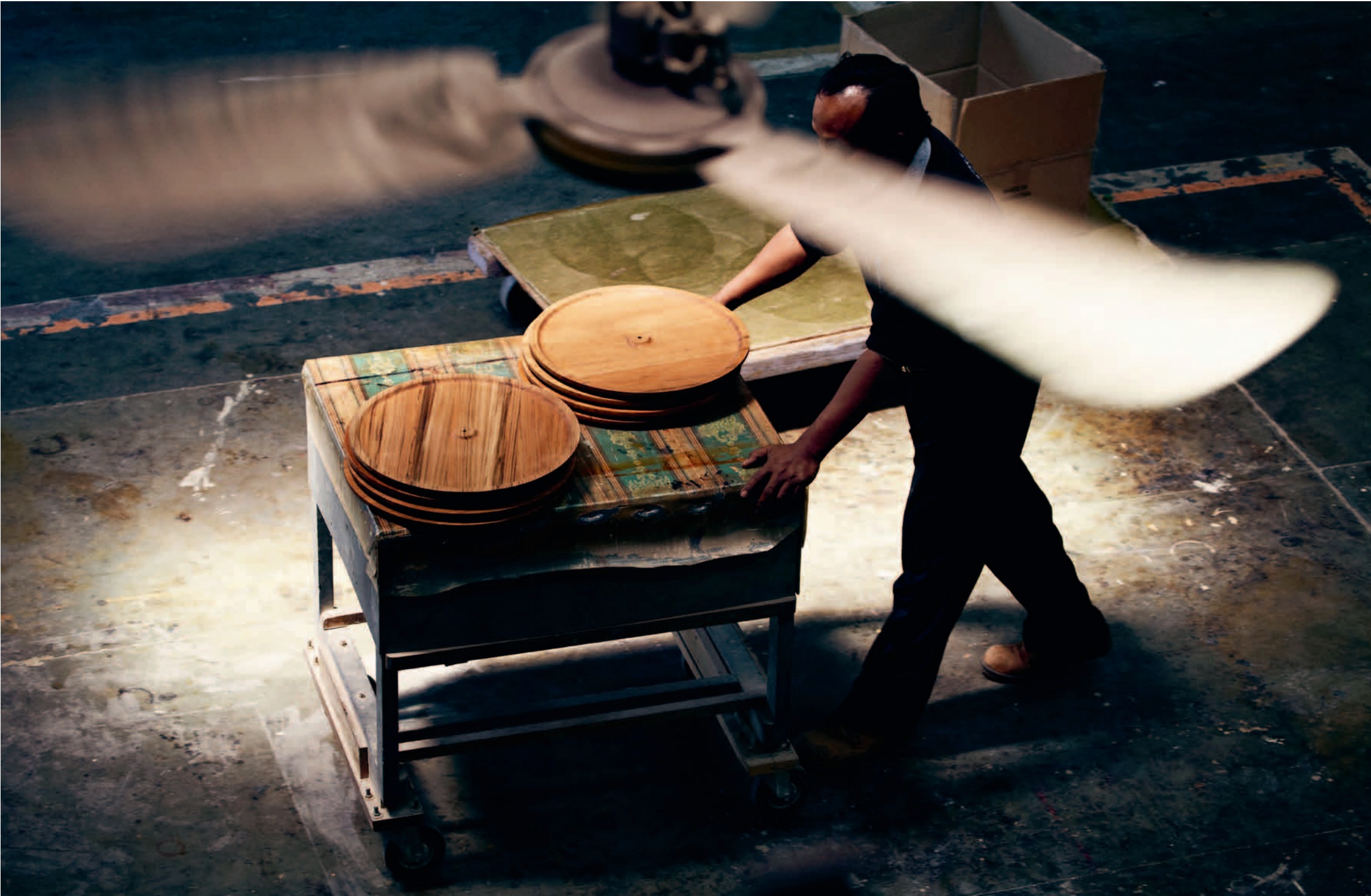 Holzteller des Beistelltisches LORO werden nach der letzten Oberflächenbehandlung bei PIKA für den Transport in die Schweiz vorbereitet.
