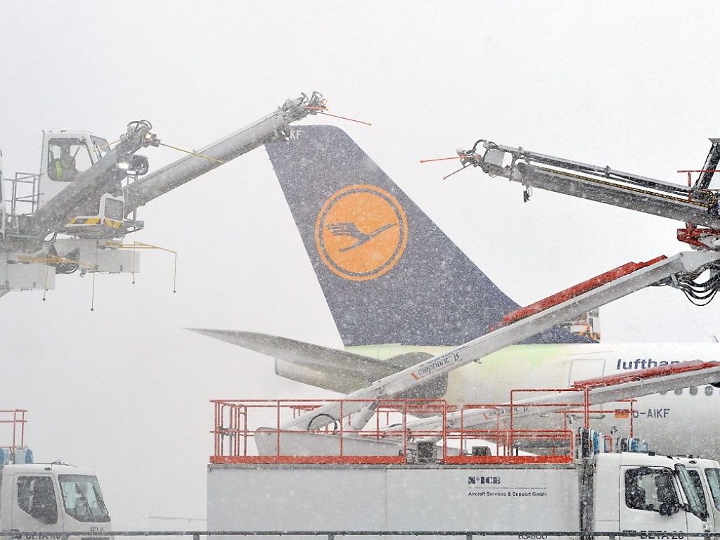 Riss in CockpitScheibe LufthansaJumbo in Boston zwischengelandet TagesWoche