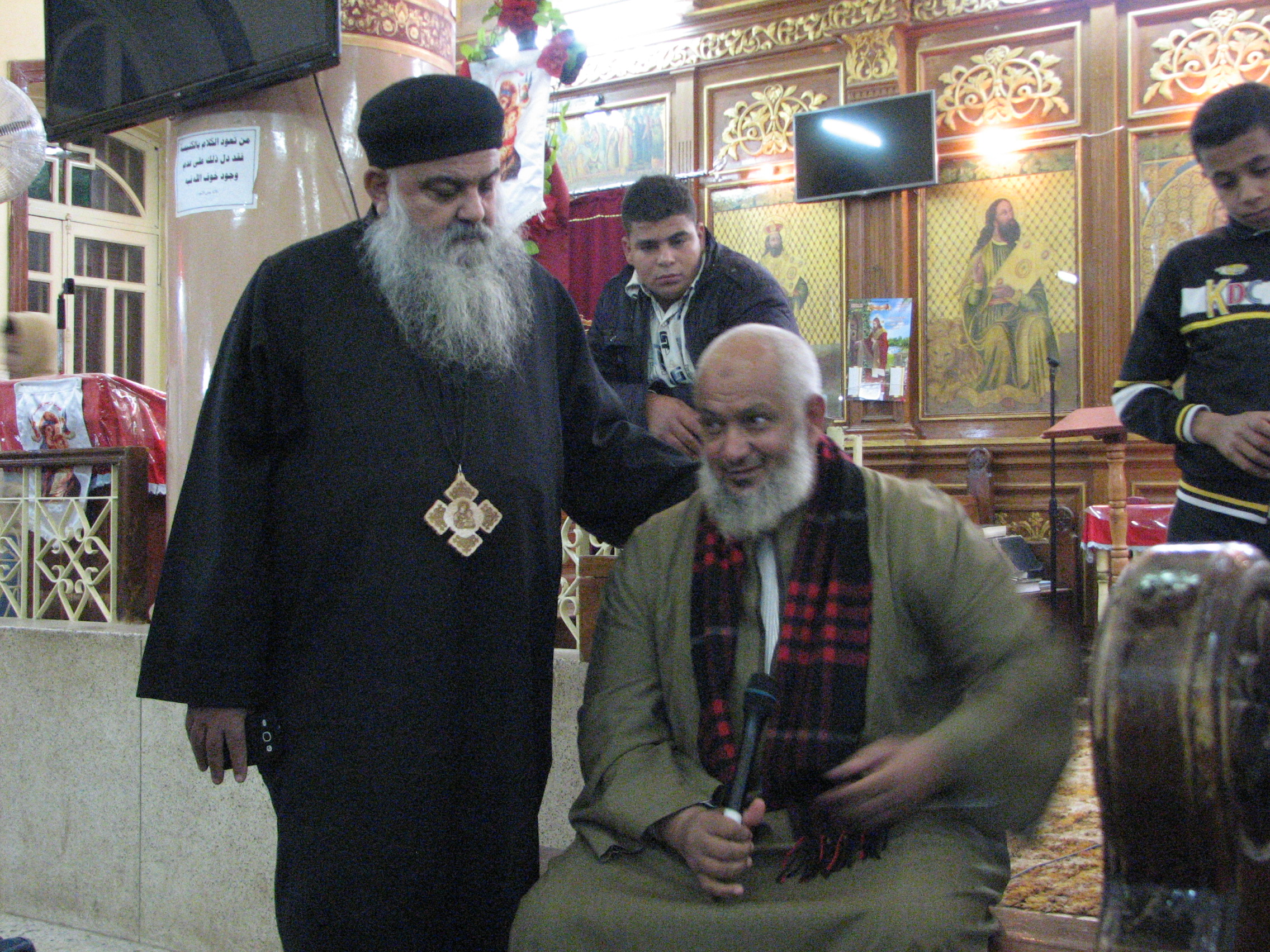 Priester Avou Yoannis und Scheich Hamdi haben ein enges persönliches Verhältnis – und viel zu sagen.