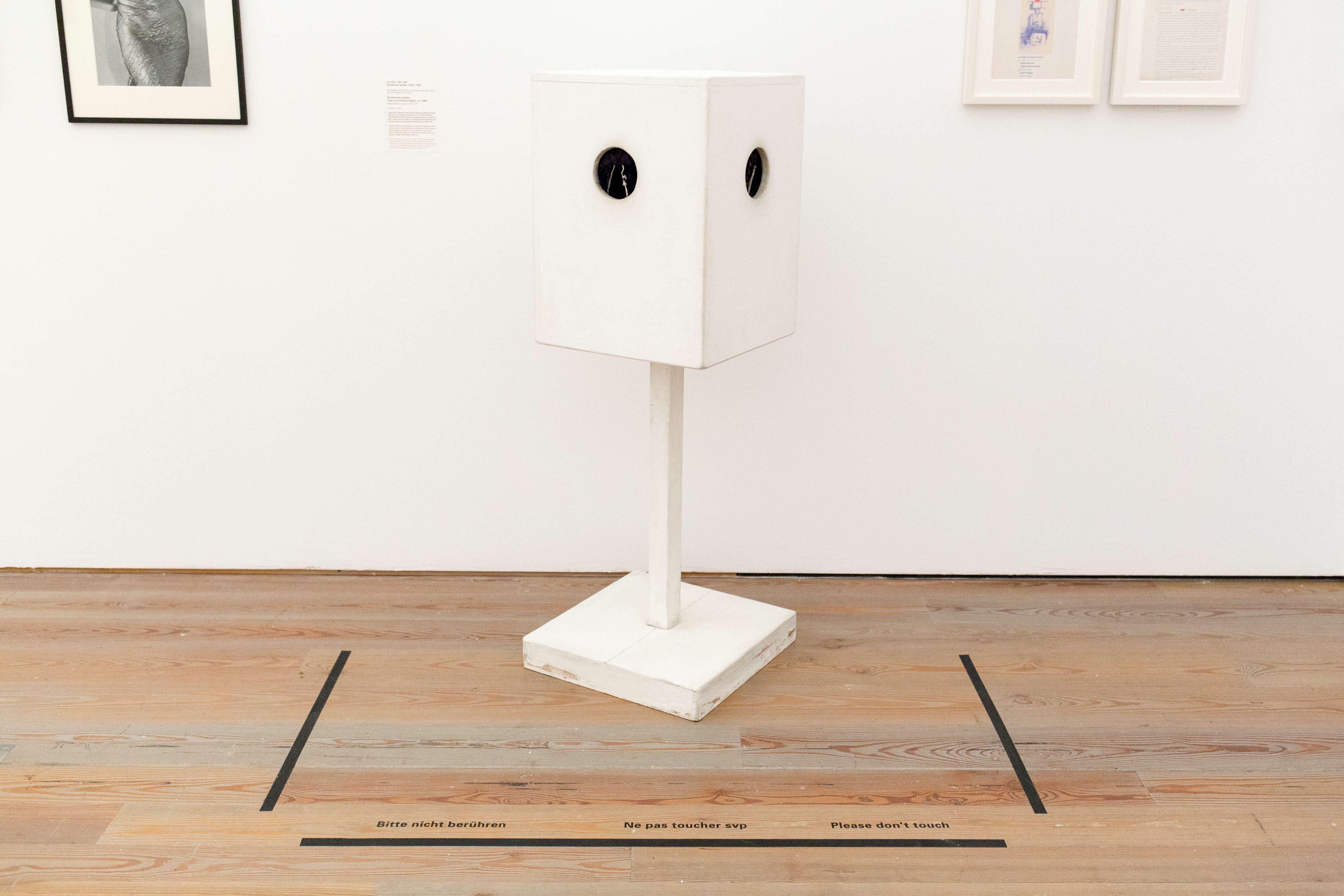 Sowas haben Sie noch nie erlebt: Modell von Yves Kleins «Sculpture tactile», dessen grosser Bruder weiter hinten in der Ausstellung für Überraschung sorgt.